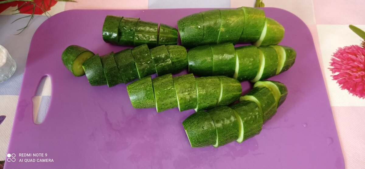 Огурцы произвольно порезать хоть вдоль, хоть поперёк.