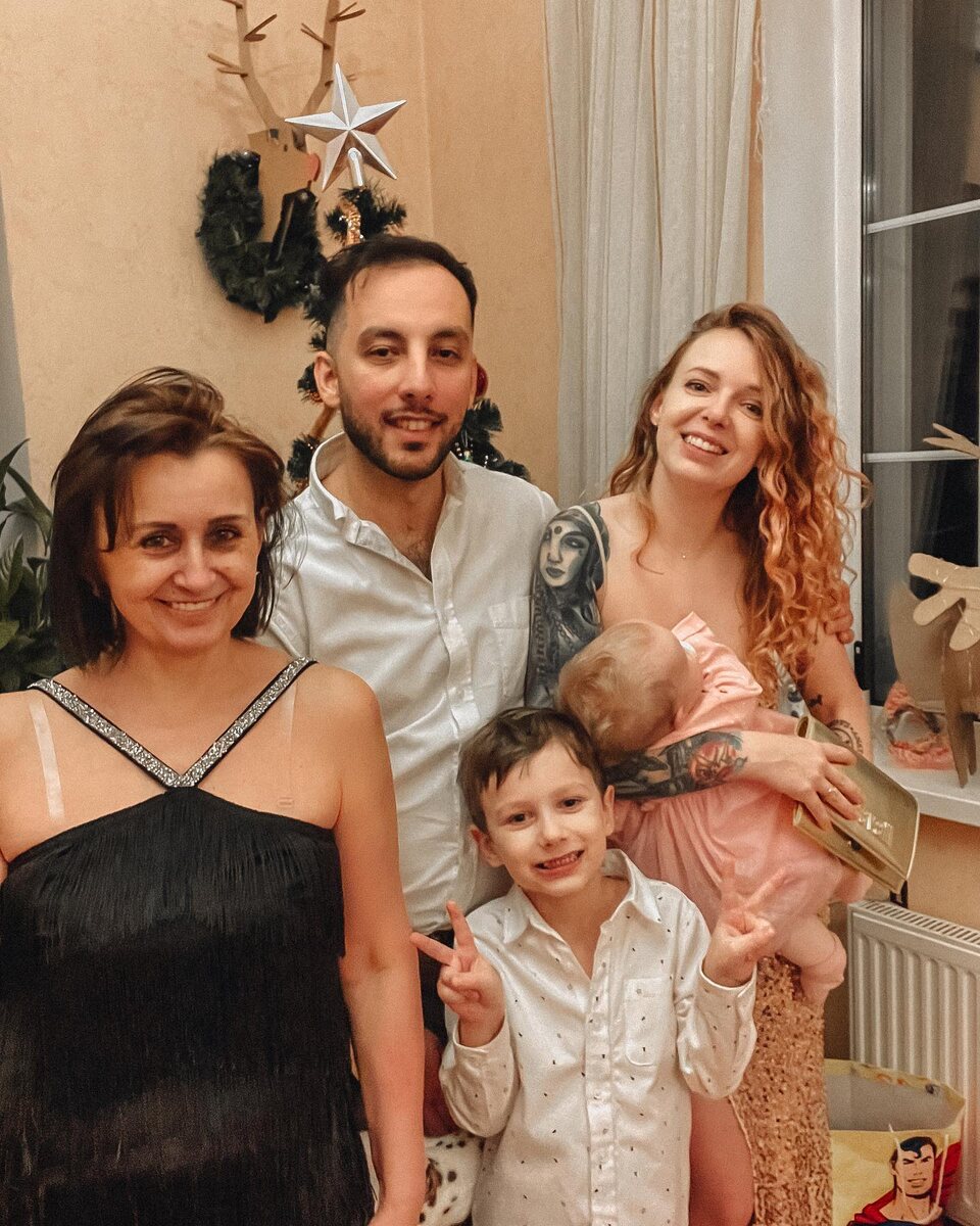   Женя Огурцова с мамой, мужем и детьми Соцсети Жени Огурцовой