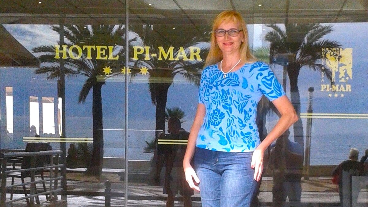 Я около входа в отель Пи-Мар. (Фото автора)