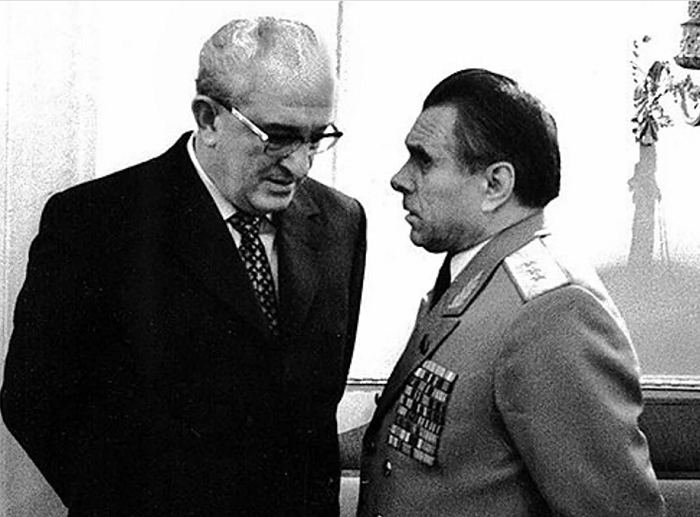КГБ одержало верх. Щелоков вынужден был уйти в отставку