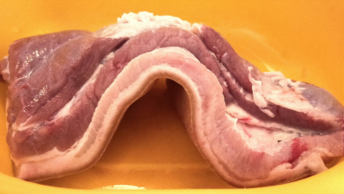 Мясо можно брать на рынке, можно в магазине, выбирайте на свой вкус. Мы любим что бы была жиринка - белые прослойки, но не слишком много.  Фото ВОЛЯ В ПОЛЕ