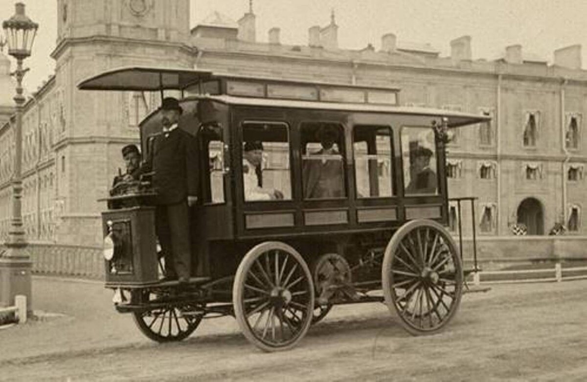 © public domain (Первый электрический омнибус И. Романова в г. Гатчине, начало XX в.)