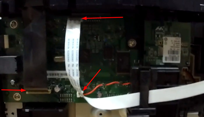 Фото 28. Красными стрелками указаны шлейф и штекер с двумя проводами, которые нужно отключить