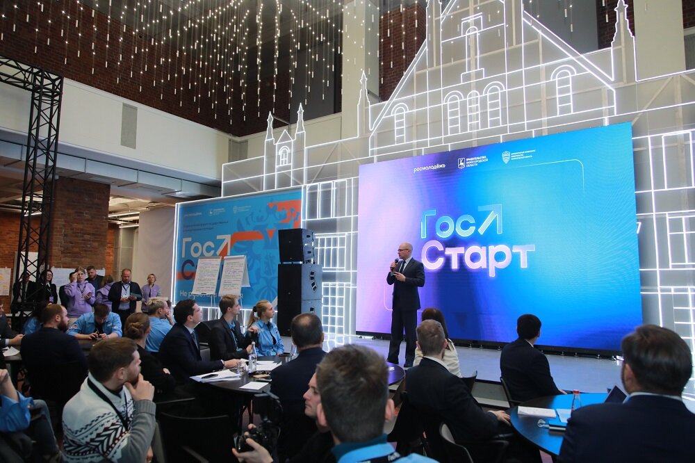    Молодые делегаты из 42 регионов России в течение трех дней работали над практическими идеями по четырем трекам: «Развитие и карьера», «Сообщество», «Клиентоцентричность» и «Имидж госслужащего» Алина Малинина