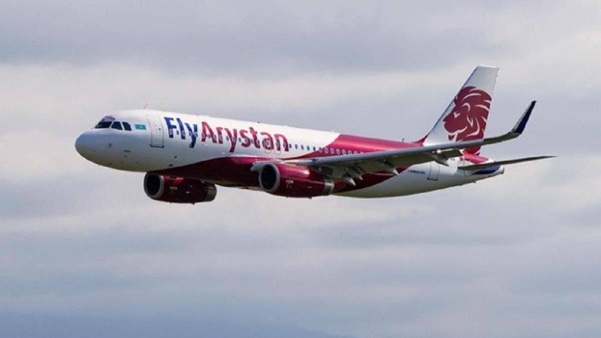    Самолет FlyArystan летит в воздухе:facebook.com/FlyArystan