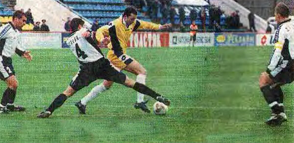 «Уралан» (Элиста) - «Торпедо» - 0:1. Торпедовцы Сергей Будылин (№21), Николай Йолович (№4) и  Александр Лухвич против элистинца Зураба Циклаури.