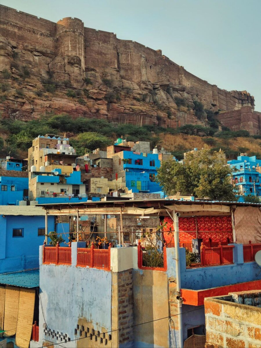 Крепость Мехрангарх — расположена на вершине 125-метрового холма