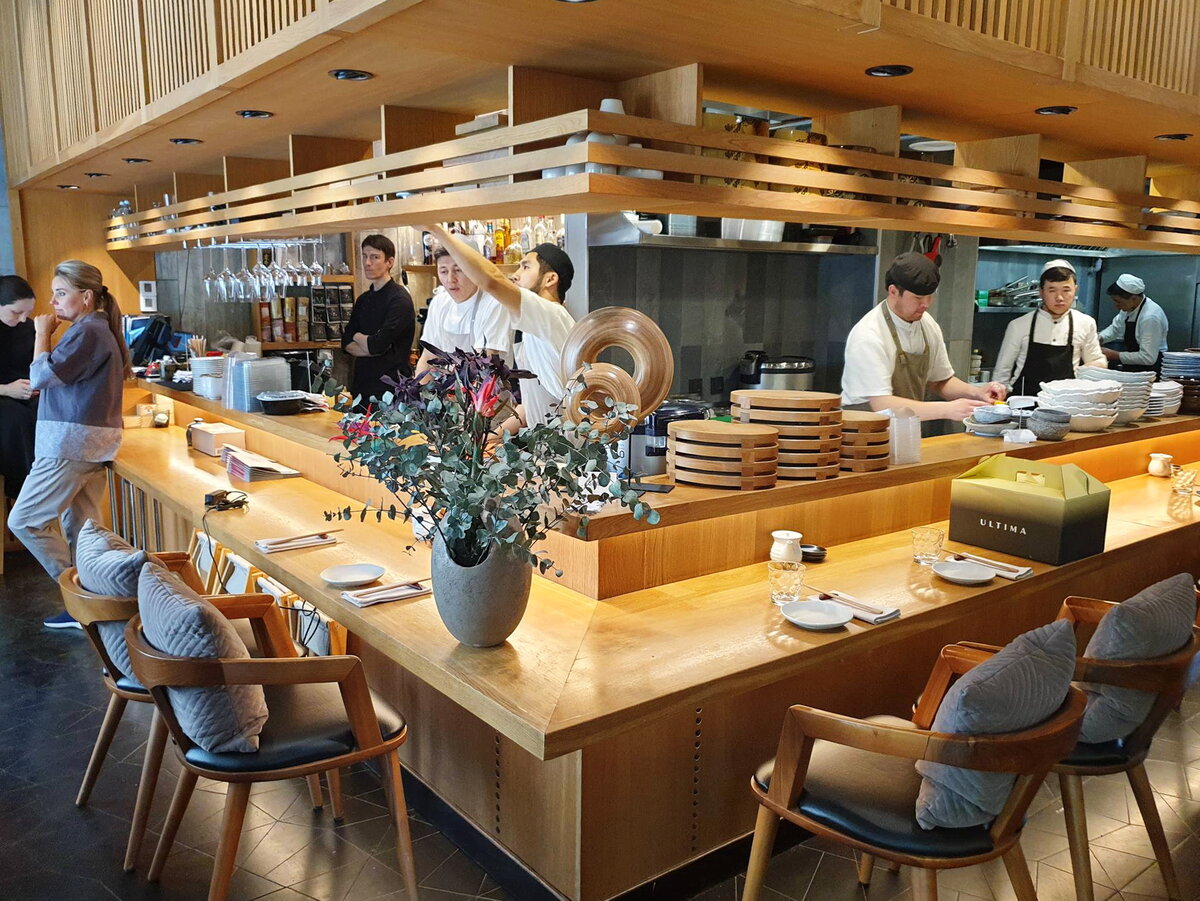 Кухня, бар и посадка вокруг