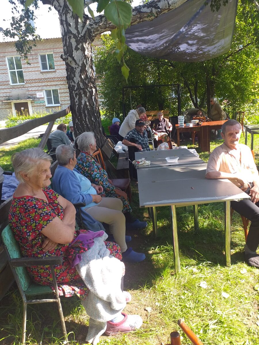 Баба Валя среди других наших постояльцев. Фото с мероприятия, которое я счастлива, что пропустила.