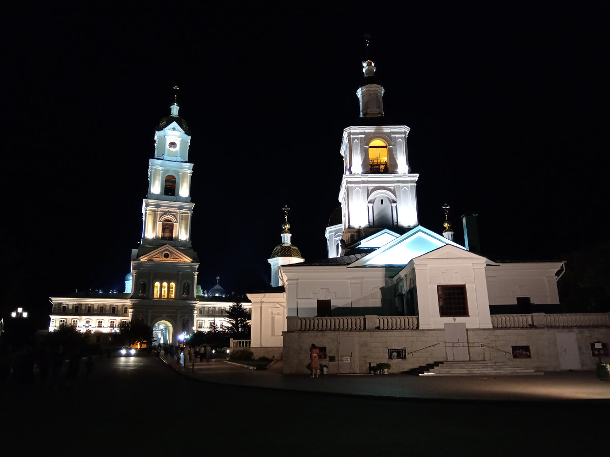 Справа от колокольни Казанский собор. Люблю снимать дивеевские соборы ночью, они в это время суток особенно красивые. Но такая яркая подсветка на храмах включается не всегда, а по праздничным датам и выходным, в обычные дни она более приглушенная