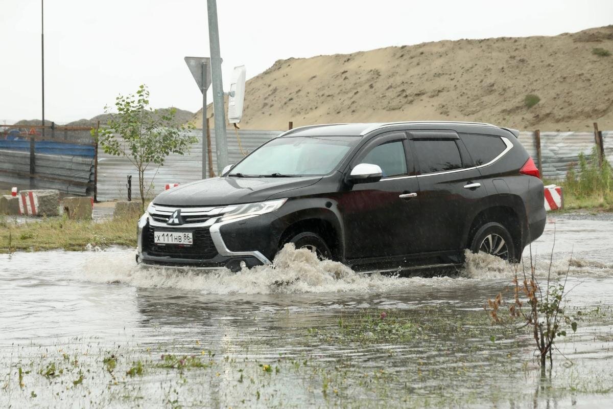    Машины теряют в лужах номера: Сургут затопило из-за сильного дождя