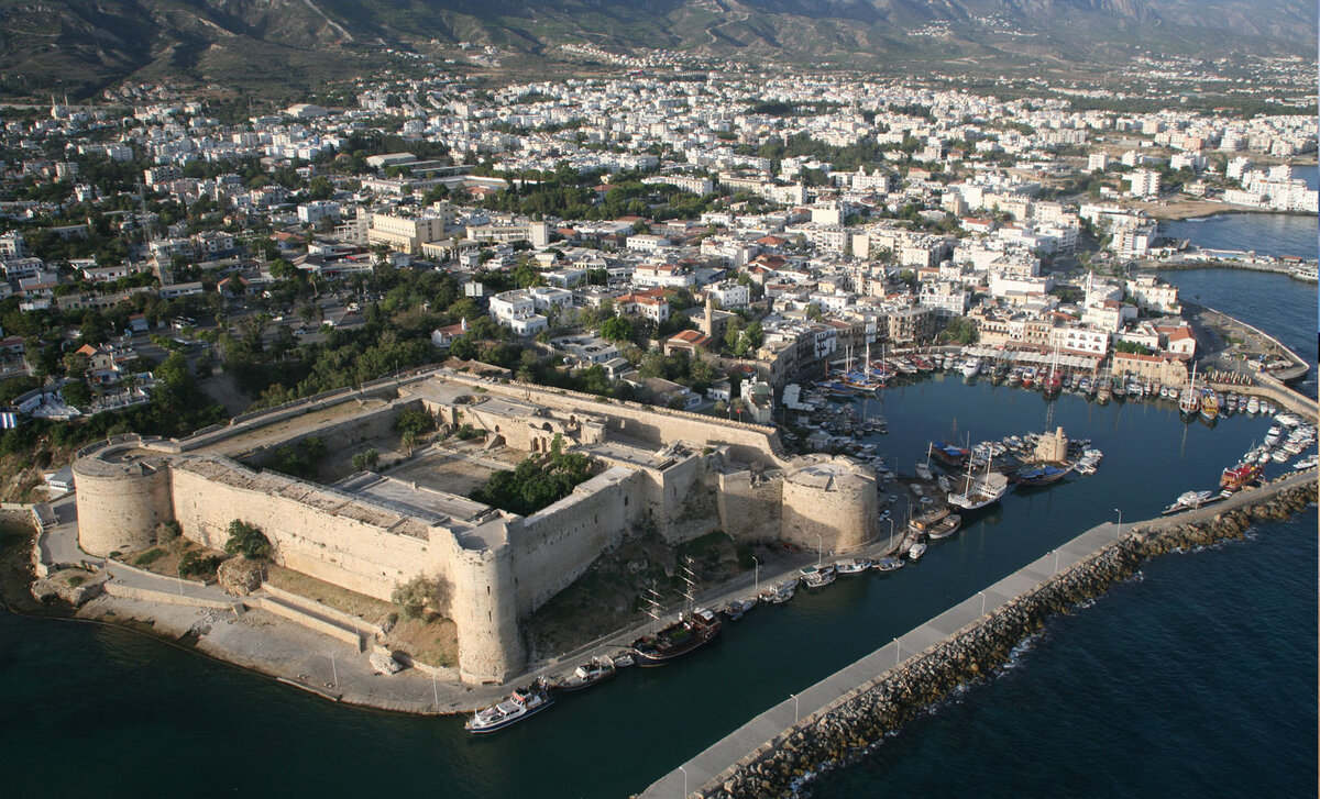The picturesque of the Harbor and historic Kyrenia Castle. (www.senilkrealestate.com)