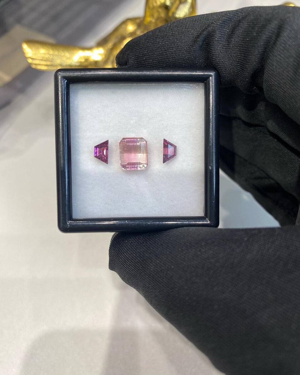 Комплект розово-бежевый турмалин и гранаты родолиты - Источник mjbgem.com