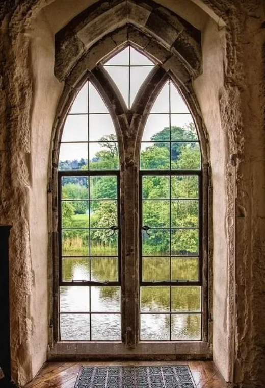 В замках были окна. Готика стрельчатые оконные проемы. Окно в средневековом стиле. Старинные арочные окна. Окна в готическом стиле.