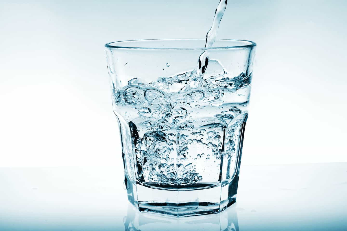 Включи стакан воды. Стакан воды. Минеральная вода в стакане. Стаканчик с водой. Стакан чистой воды.