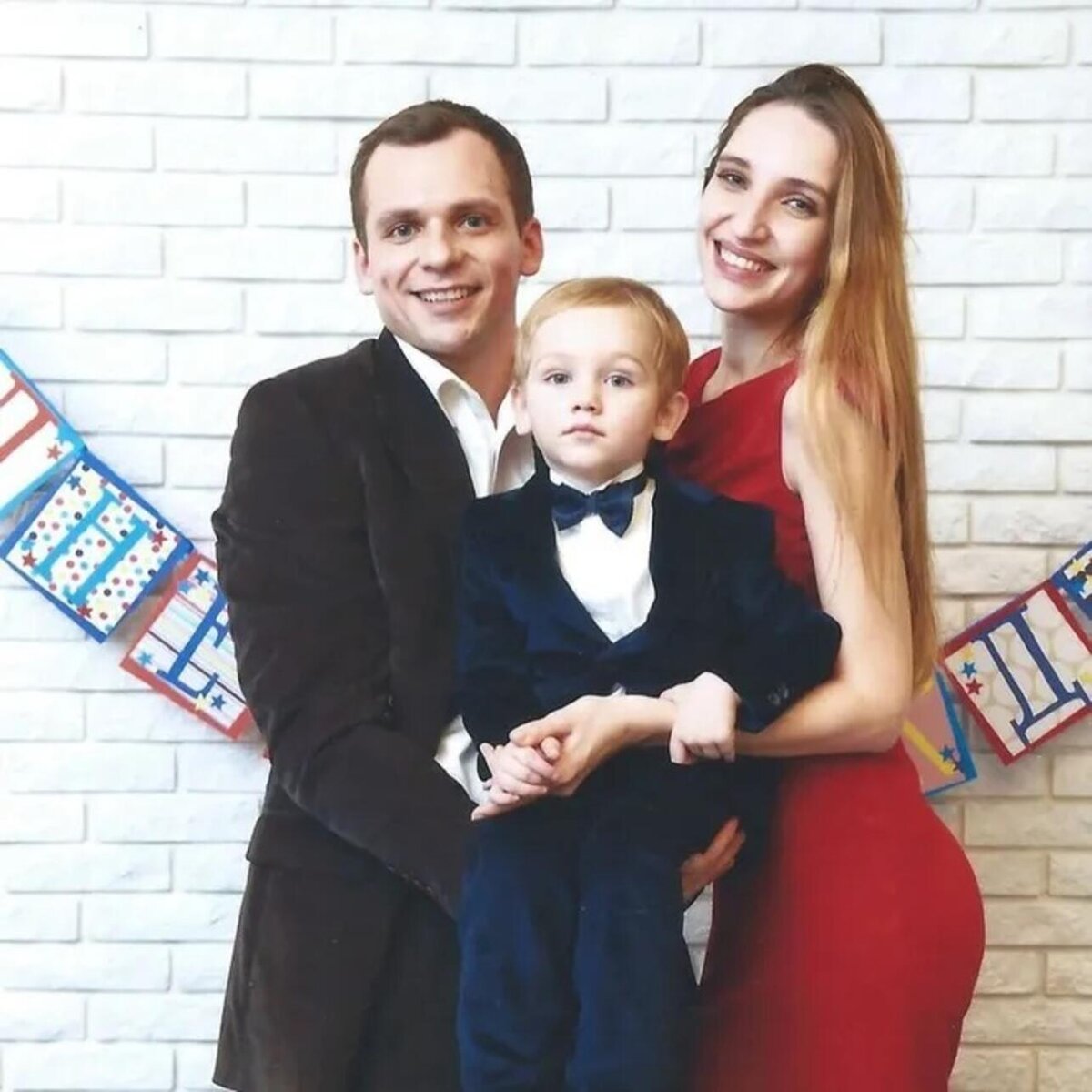    Алексей Янин с женой и сыном Соцсети