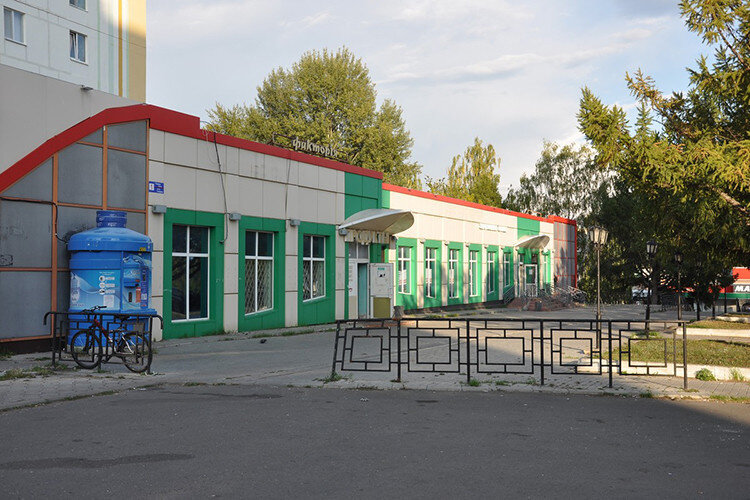    Корреспондент «БИЗНЕС Online», прибывший на место, где произошла массовая драка, заметил, что кафе «Султан» расположено в 12-этажном доме. Как уверяют местные, заведение для обычных посетителей закрыто — вход открыт только «своим»