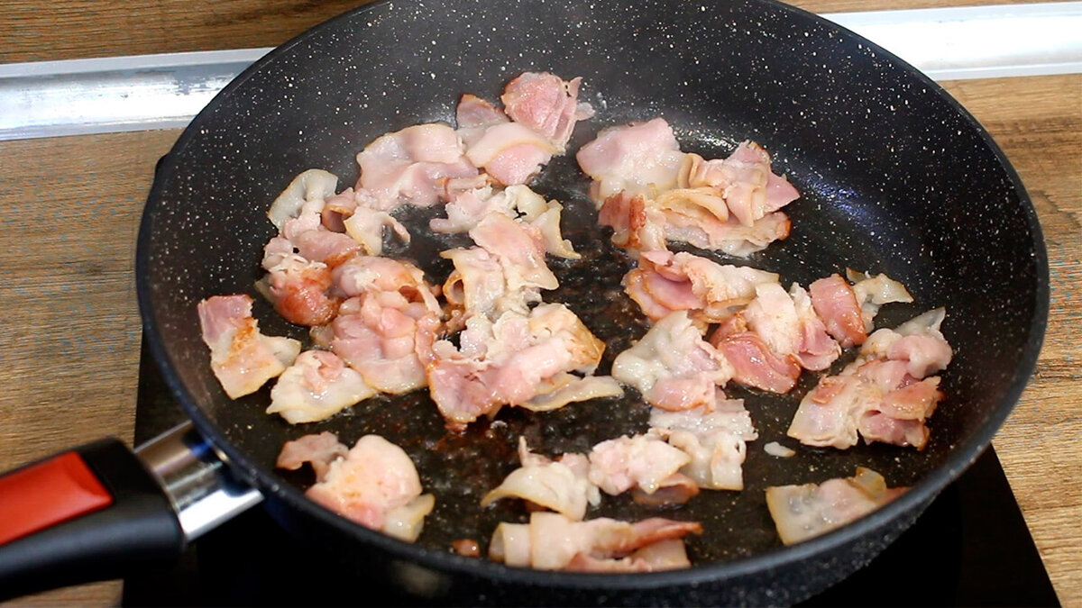 Всем большой привет. Сегодня приготовим вкусное и простое в приготовлении блюдо - паста Карбонара. 📕Рецепт: 👨🏻‍🍳Как готовить:⤵️⤵️⤵️ Для начала нарежем бекон на кусочки и мелко нарежем чеснок.-7