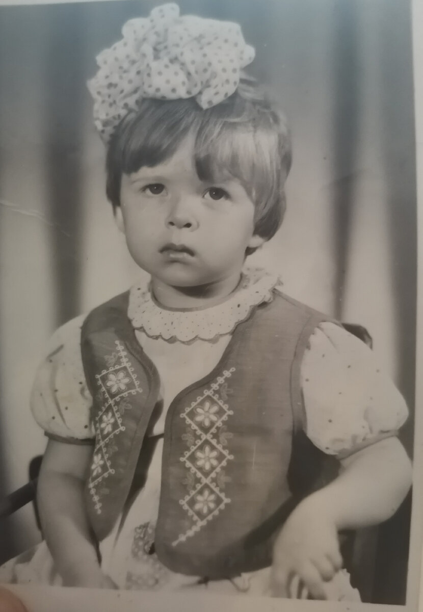 Здесь мне годика 3. Уже тогда я знала все прелести этой "неизлечимой болезни". Однако тогда я еще не знала, что меня ожидает... 