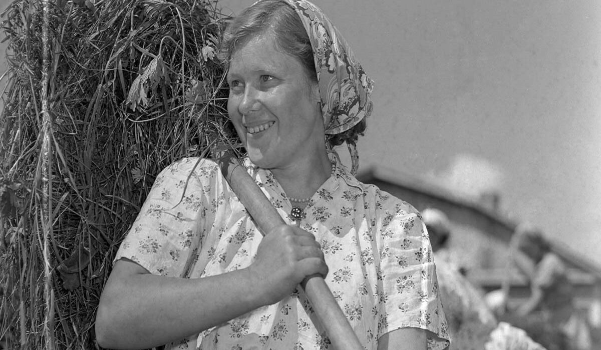 Работа дояркой никогда не лидировала среди профессий мечты поколений советской молодежи.-8