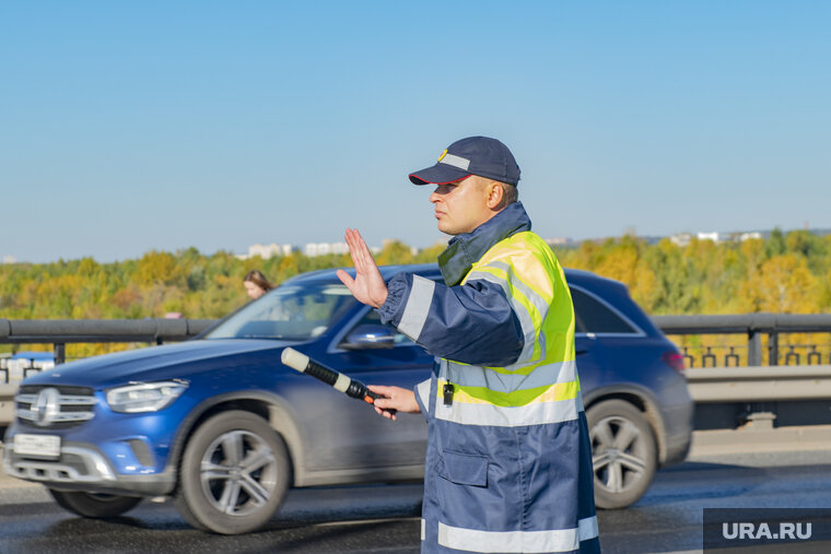    Сотрудники ГИБДД проверяют водителей в центре Тюмени из-за жалоб жителей