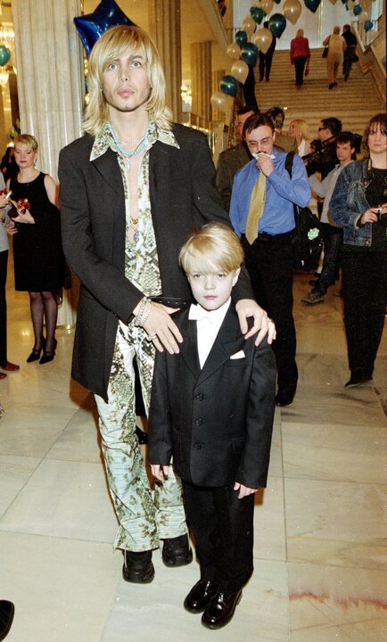 фотосессия мать и сын. самостоятельный подросток. мужчины взрослые дети. отец и сын. студенты с родителями.