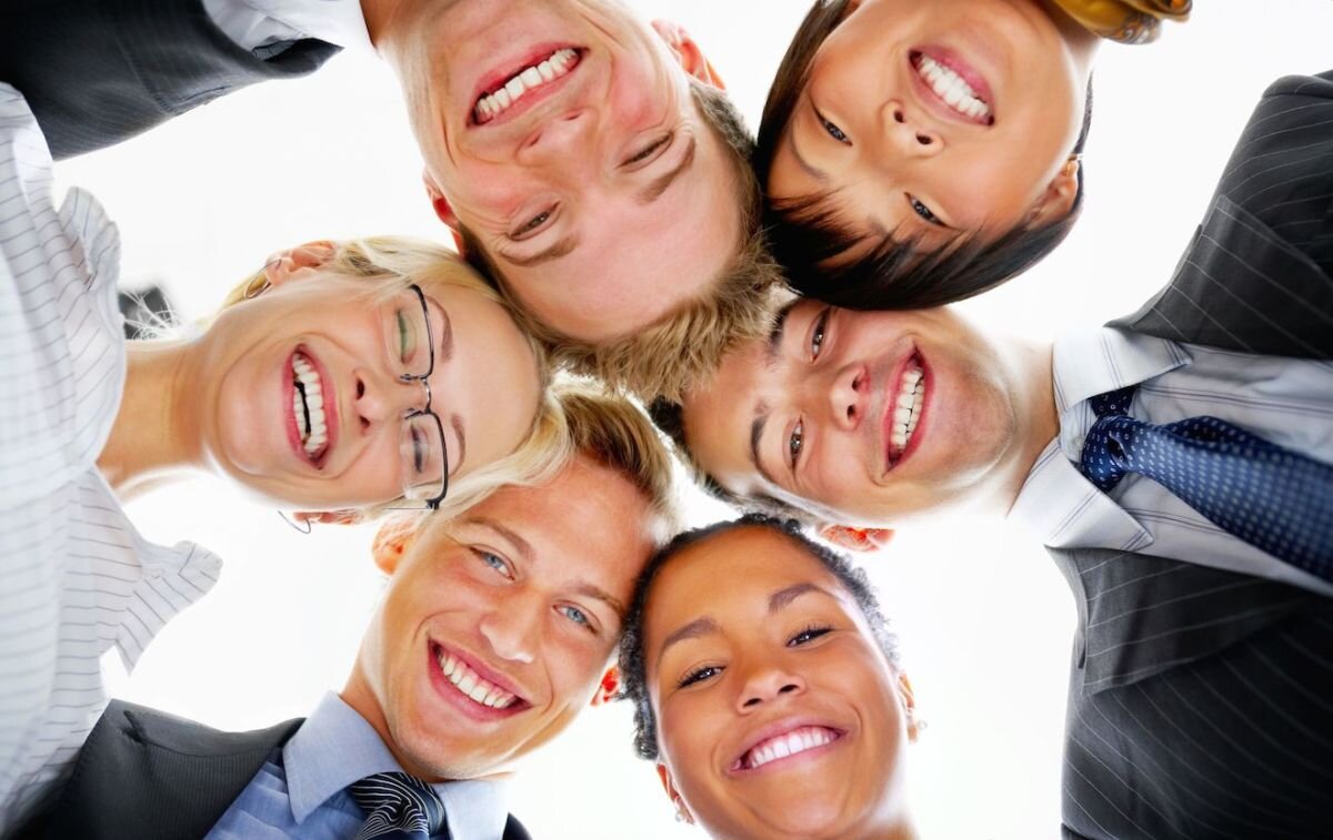 Девушка эмоции. Счастливая девушка. Метод хохочущих фотографий. Человек, который смеется. Подняться на смех.