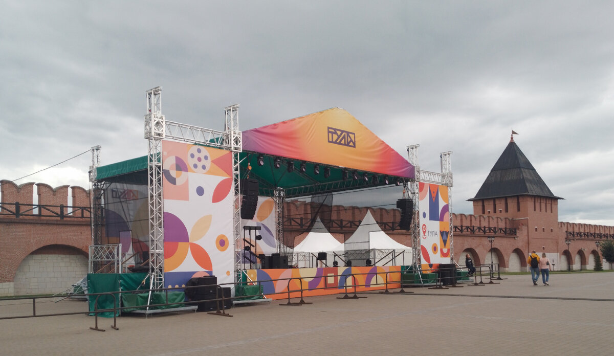 Нашему городу -877, но он  как всегда молод, красив, хорош собой, да ещё в в полном расцвете сил, радует своих жителей и гостей, историческими  памятниками, итересными музеями, замечательными...-28