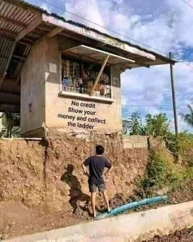 "В долг не даём. Покажите деньги и тащите лестницу". Шутка, конечно )