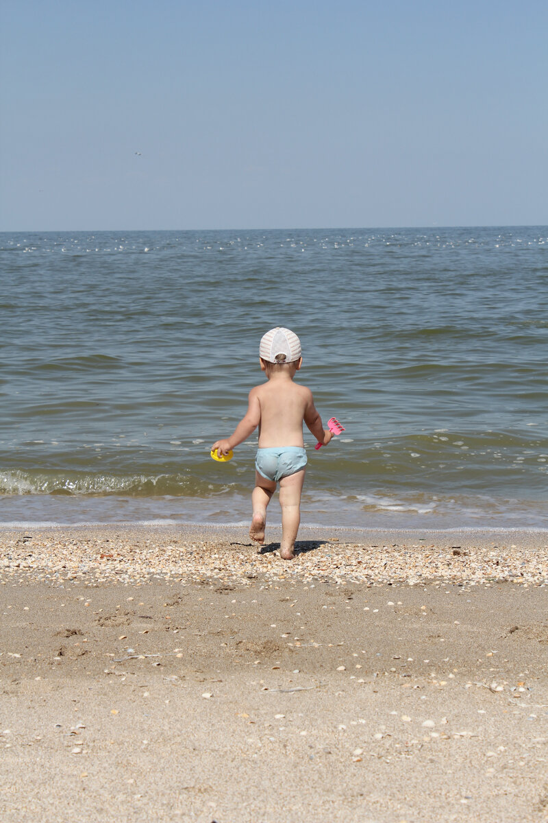 Старший сын в возрасте 1 год. Азовское море, 2011 год. Личное фото.