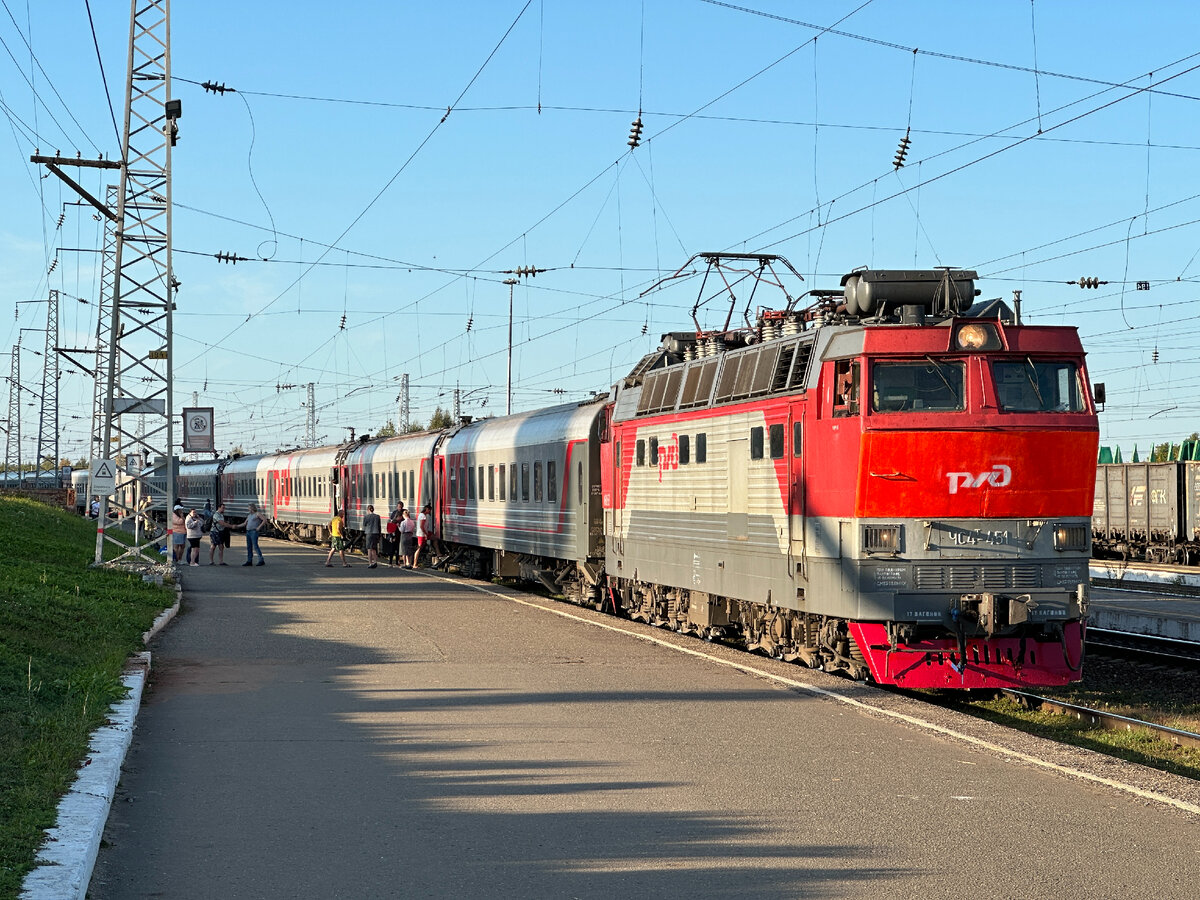 Электровоз ЧС4Т-451 (ТЧЭ-8 Киров) с пассажирским поездом №532 Адлер - Киров, 05.09.2023