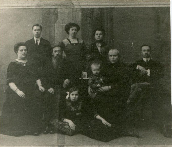 Семья Толбухиных. Начало XX века. Фёдор Толбухин - стоит первый слева.                                  Фото с сайта https://yarkremlin.ru/