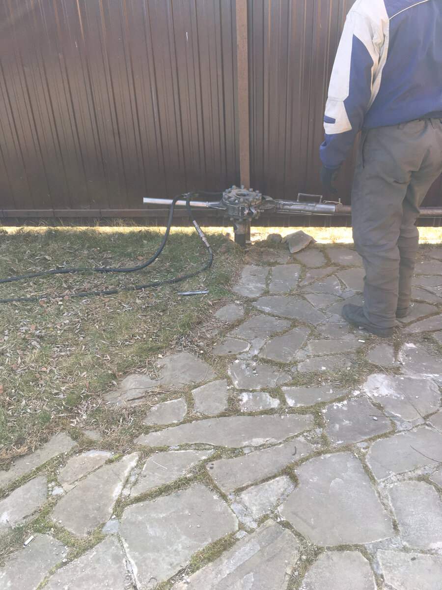 Укрепление расшатавшегося забора саморезными сваями