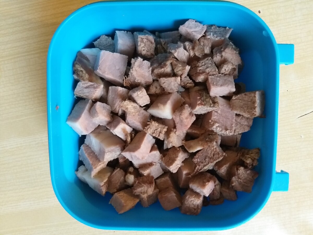 Говядина кубиками для тренировки с собакой. А иногда миксуем с овощами как на следующей картинке, листайте вправо. 