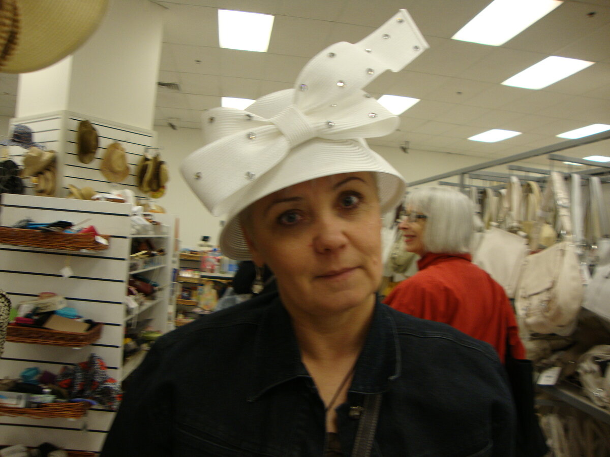 Несколько лет тому назад я была у той самой подруги в США. Мы пошли в шляпный магазин, и там я увидела шляпку, похожую на ту мамину.в которой пошла в кино. Разве что бант был чуть поменьше и без блесток. На фото - я.