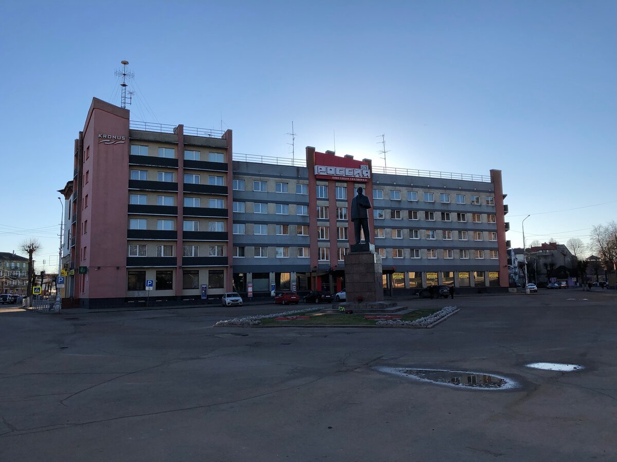 Советская гостиница и памятник Ленину на главной площади, все как везде