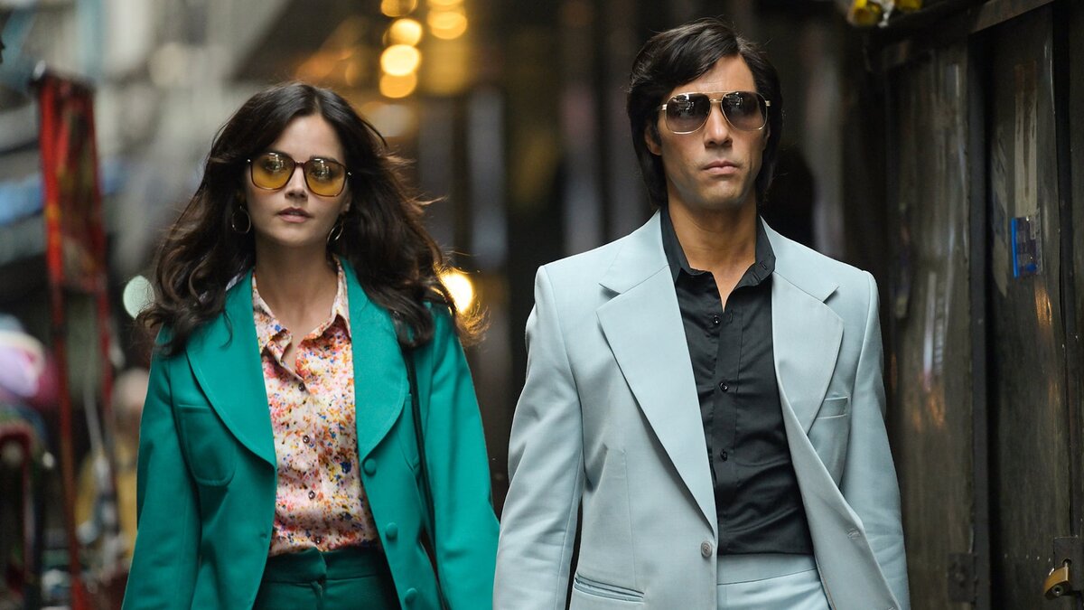 Роль подруги и соучастницы преступлений Чарльза Собхраджа исполнила Дженна Коулман, известная многим по ролям в сериалах "Доктор Кто" и "Виктория". -  Кадр из сериала "Змей", 2021 г. 