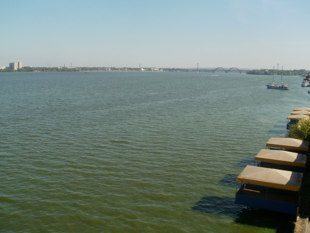 Вода в Днепре мутно-зелёная не только возле берега, но и в центральноё его части. Фото из архива автора