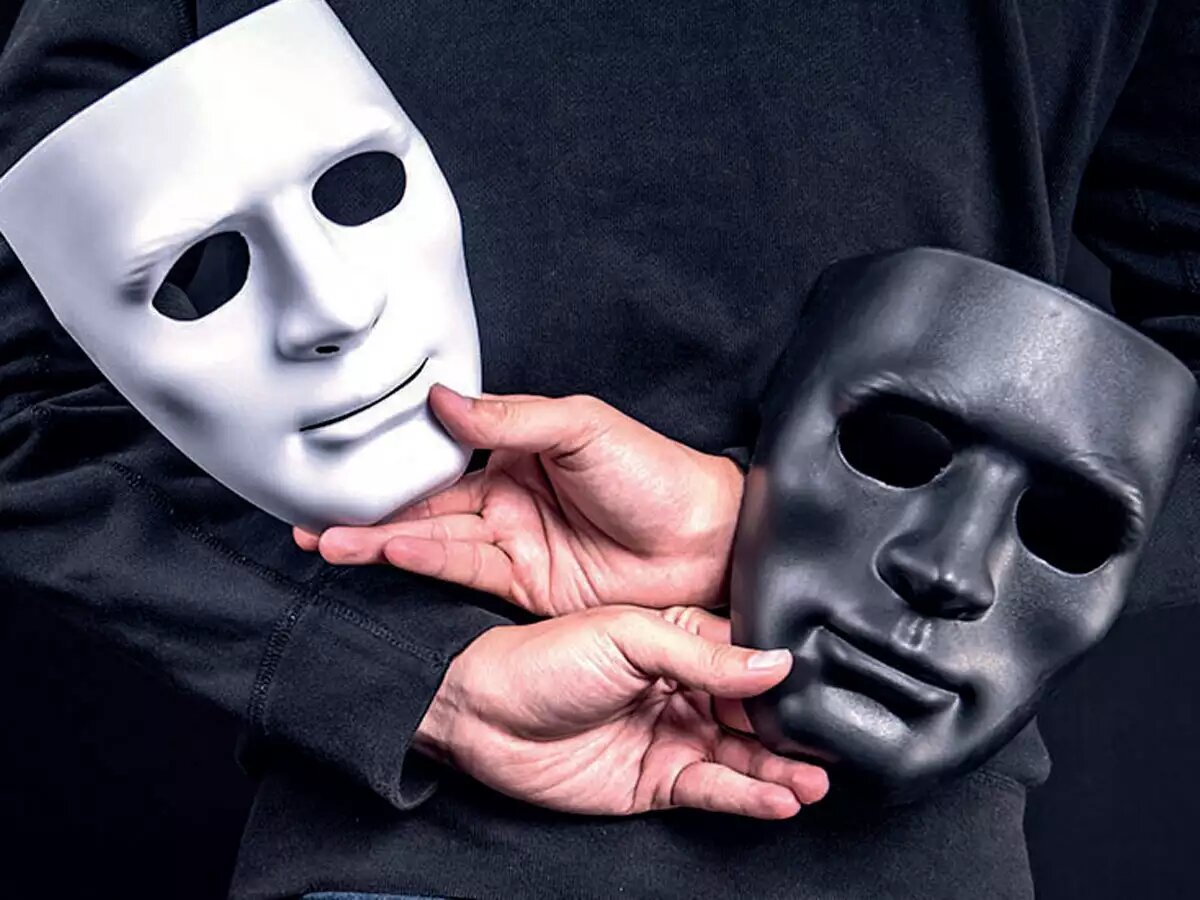 Лицемерие неискренность склонность к обману. Маска двуличия. Человек в маске. Человек надевает маску. Человеческие маски.