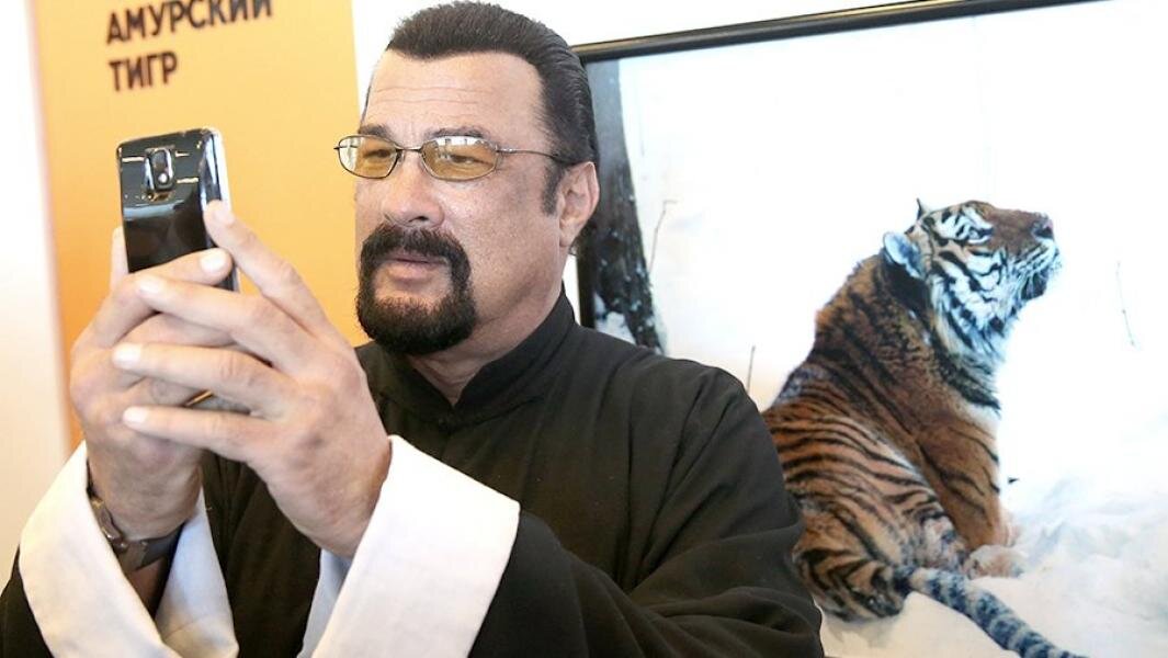 Американский актер Стивен Сигал во время посещения выставки национального парка «Земля леопарда» в кампусе ДВФУ