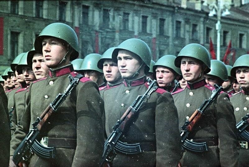 Советские солдаты с АК-47 на параде, 1957 год.