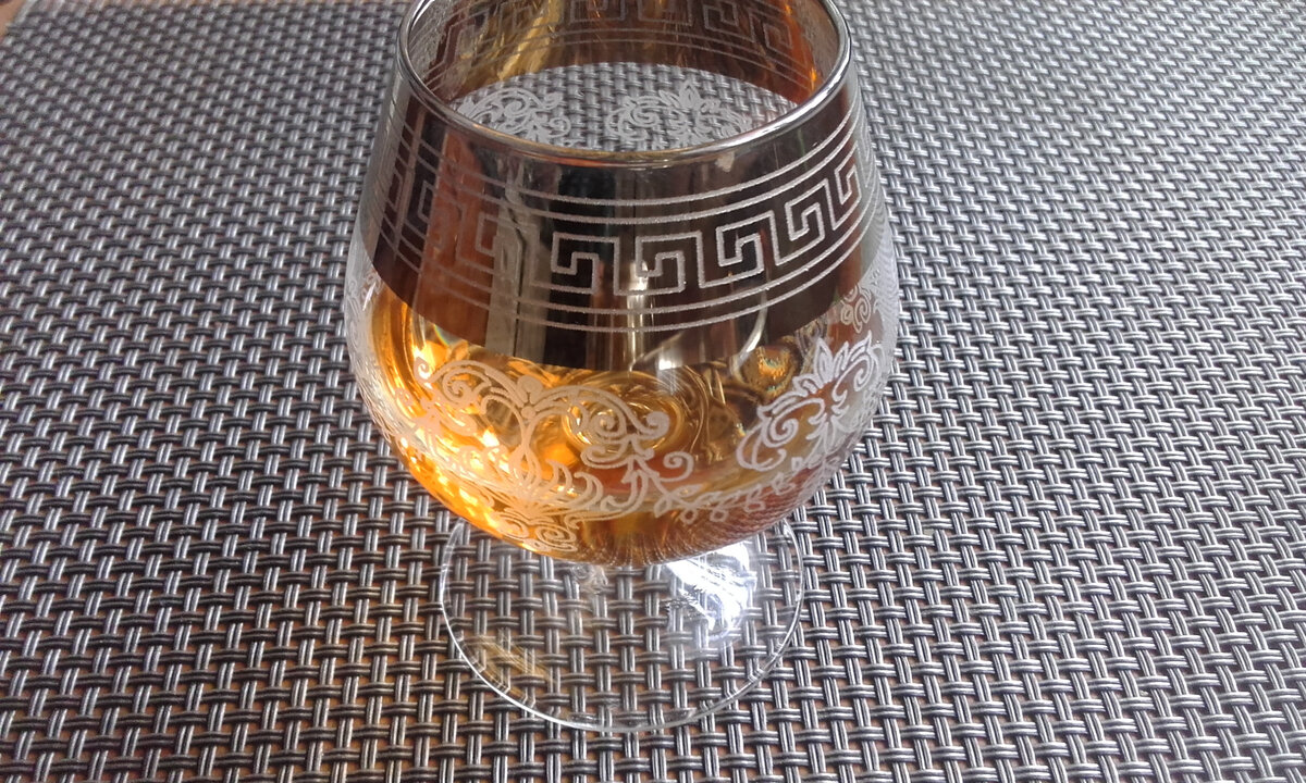 Фото автора. Напиток в бокале и правда похож на чай - цветом