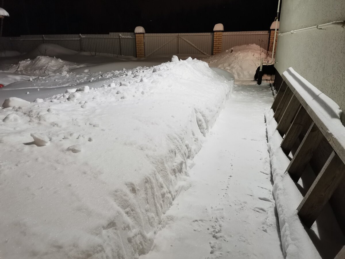 Отмостка с другой стороны дома.