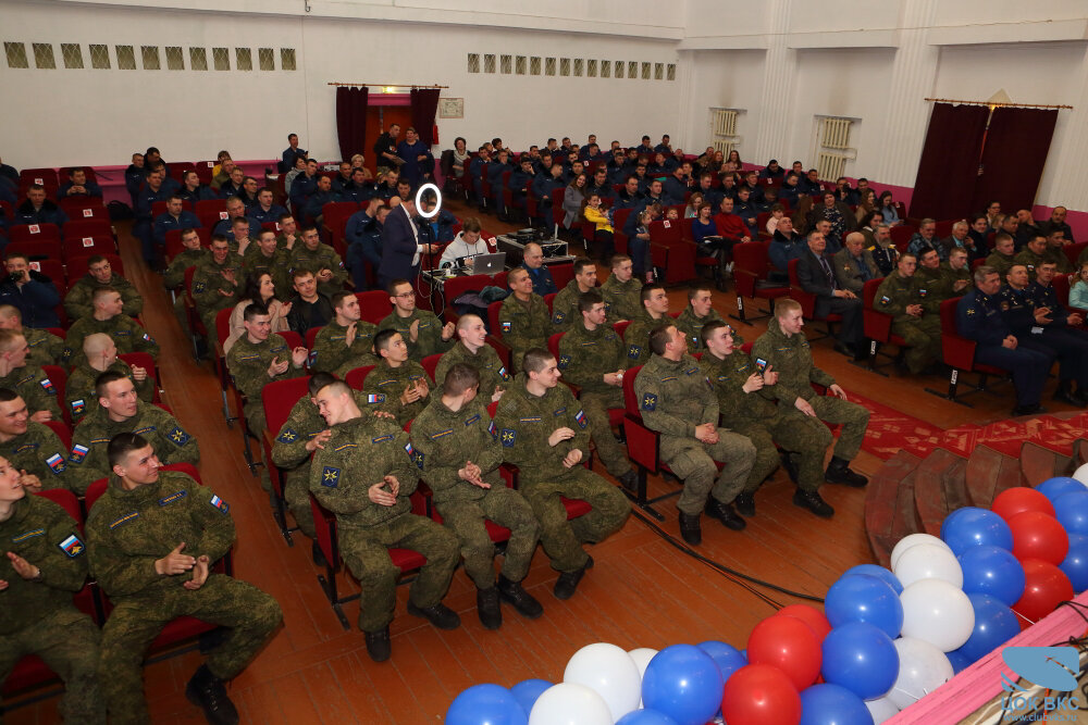 В гарнизоне Украинка сотрудники ЦОК ВКС возложили цветы к памятнику летчикам дальней авиации