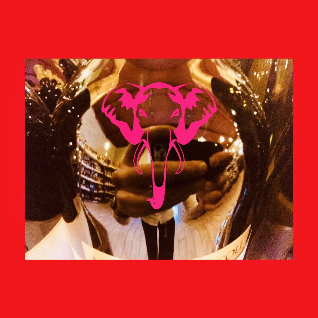 Чела не видно, но эффект кривого зеркала на лицо. Фото сделано и отредактировано автором