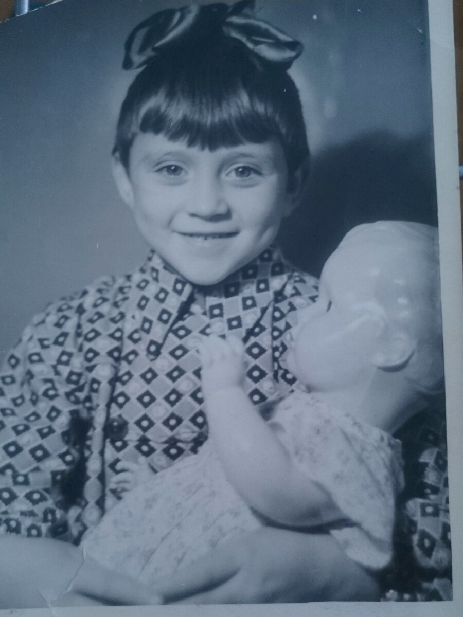 Счастливая девочка с куклой. Мама с целлулоидным пупсом. 1950 - е гг.
