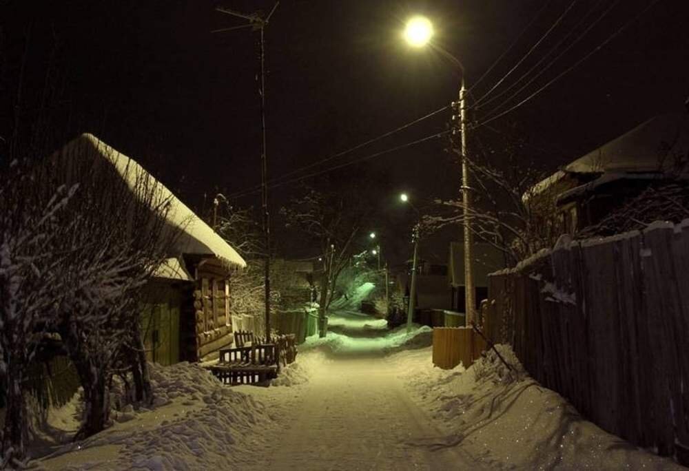 Вечером домой. Деревенская улица зимой ночью. Зимний двор в деревне ночью. Ночной двор зимой. Ночь в деревне зимой двор.