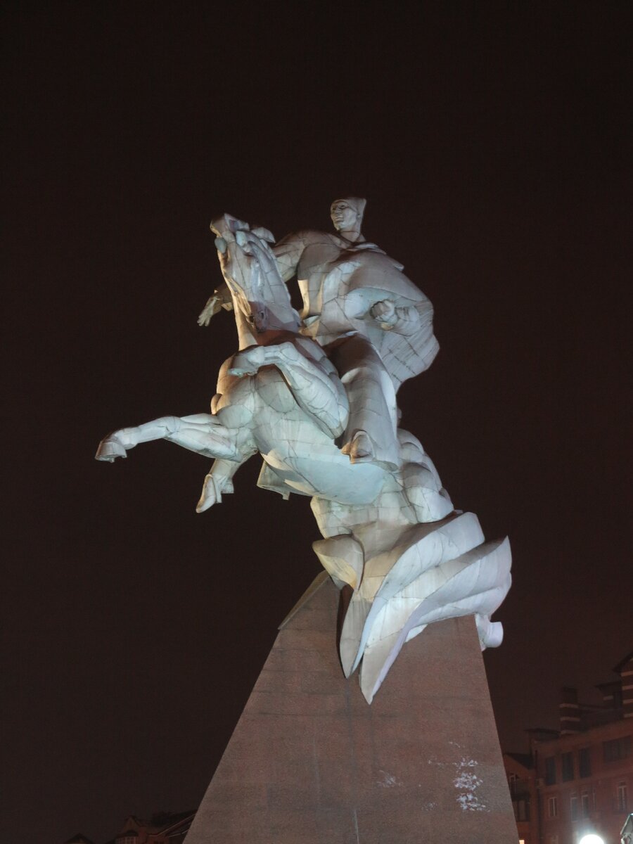 Памятник знаменитому генералу, уроженцу Осетии, дважды герою Советского Союза - Иссе Плиеву