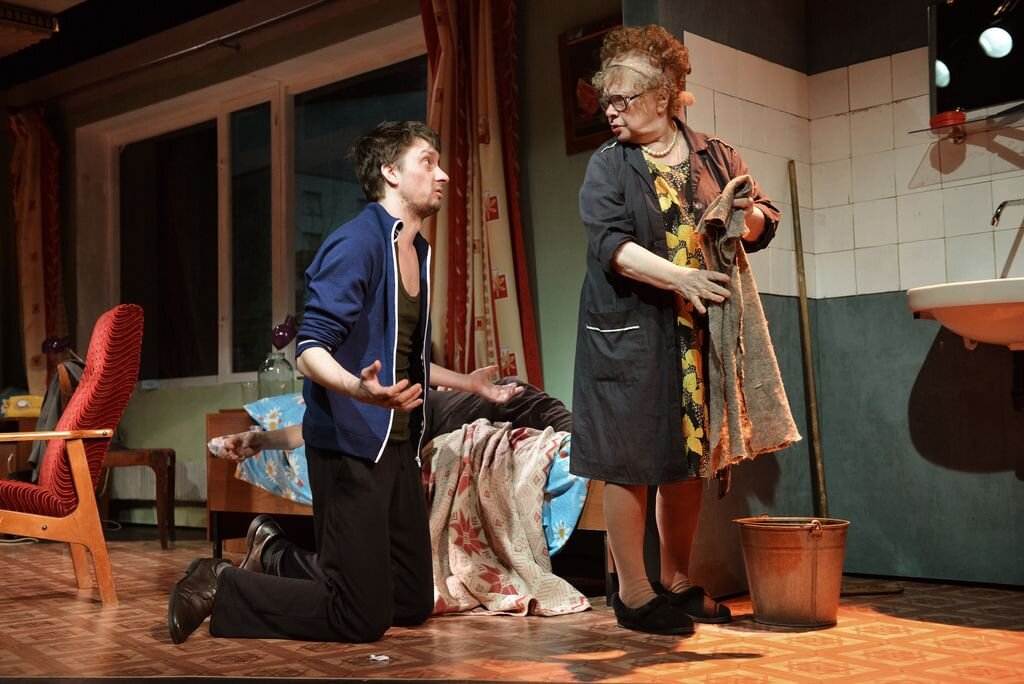 Сцена из спектакля "Провинциальные анекдоты" В. В.Долгачёва (МНДТ)