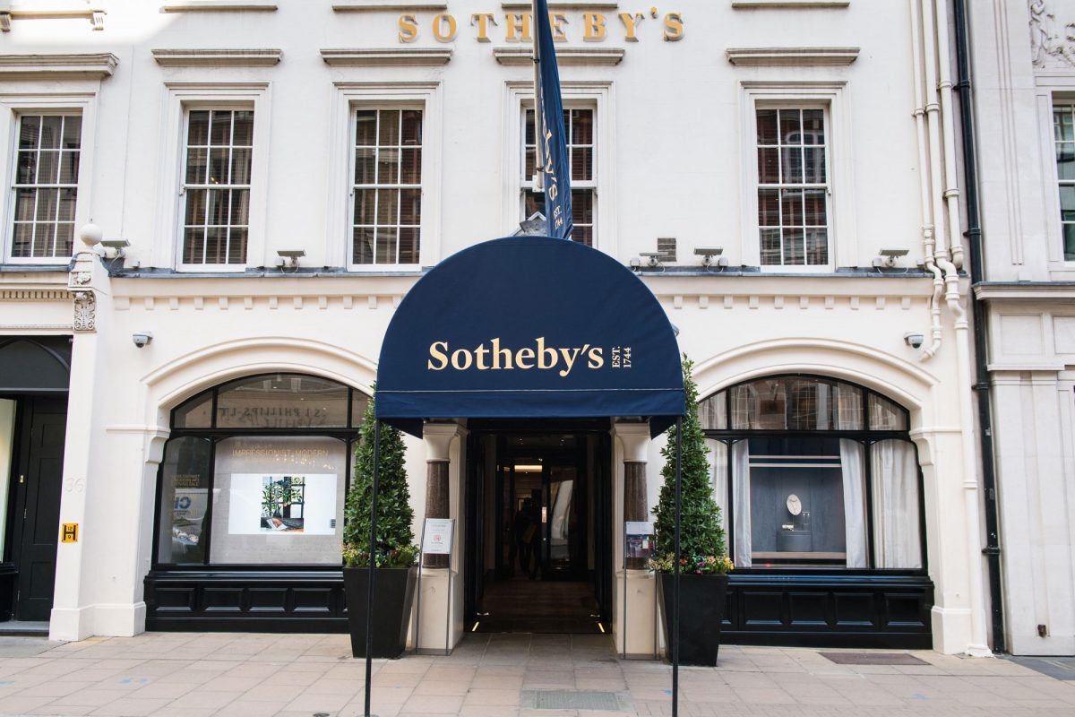 Sotheby's в Лондоне один из старейших в мире аукционных домов. Совместно с аукционным домом «Кристис» занимает около 90% мирового рынка аукционных продаж антиквариата, предметов искусств и т. д. Является крупнейшим в мире аукционным домом.